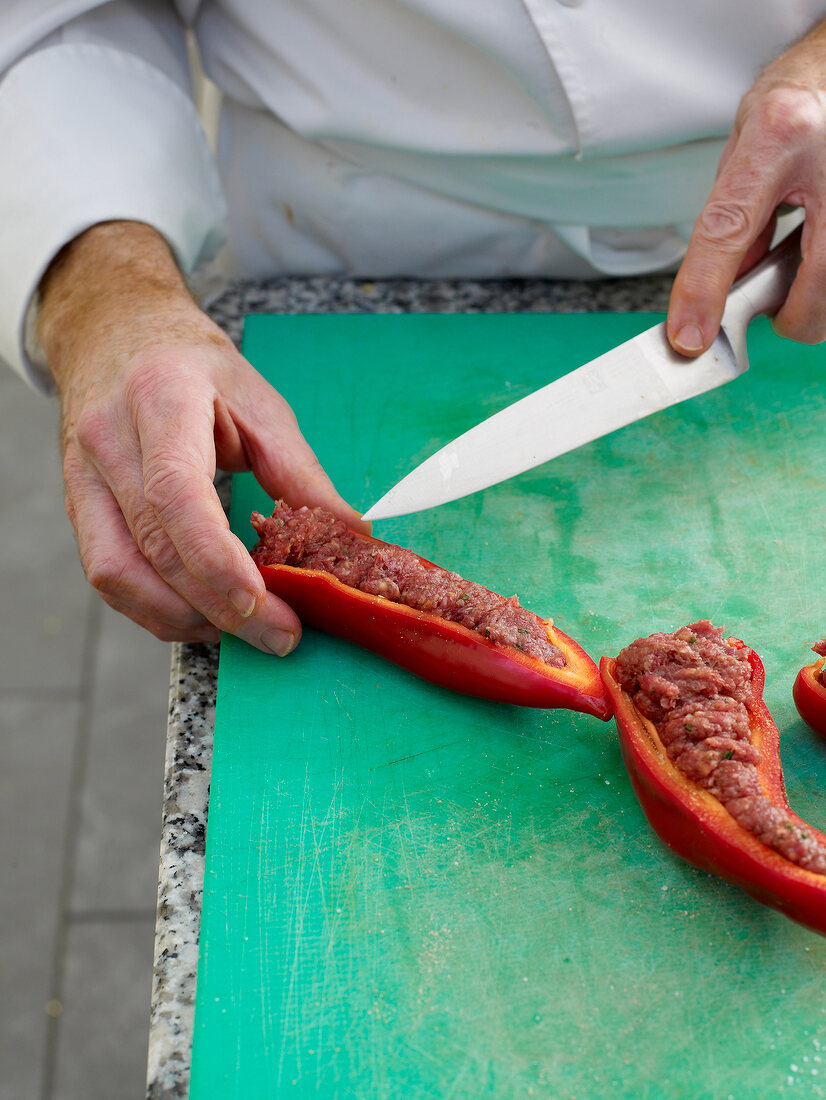 Stuffing bell peppers with minced beef