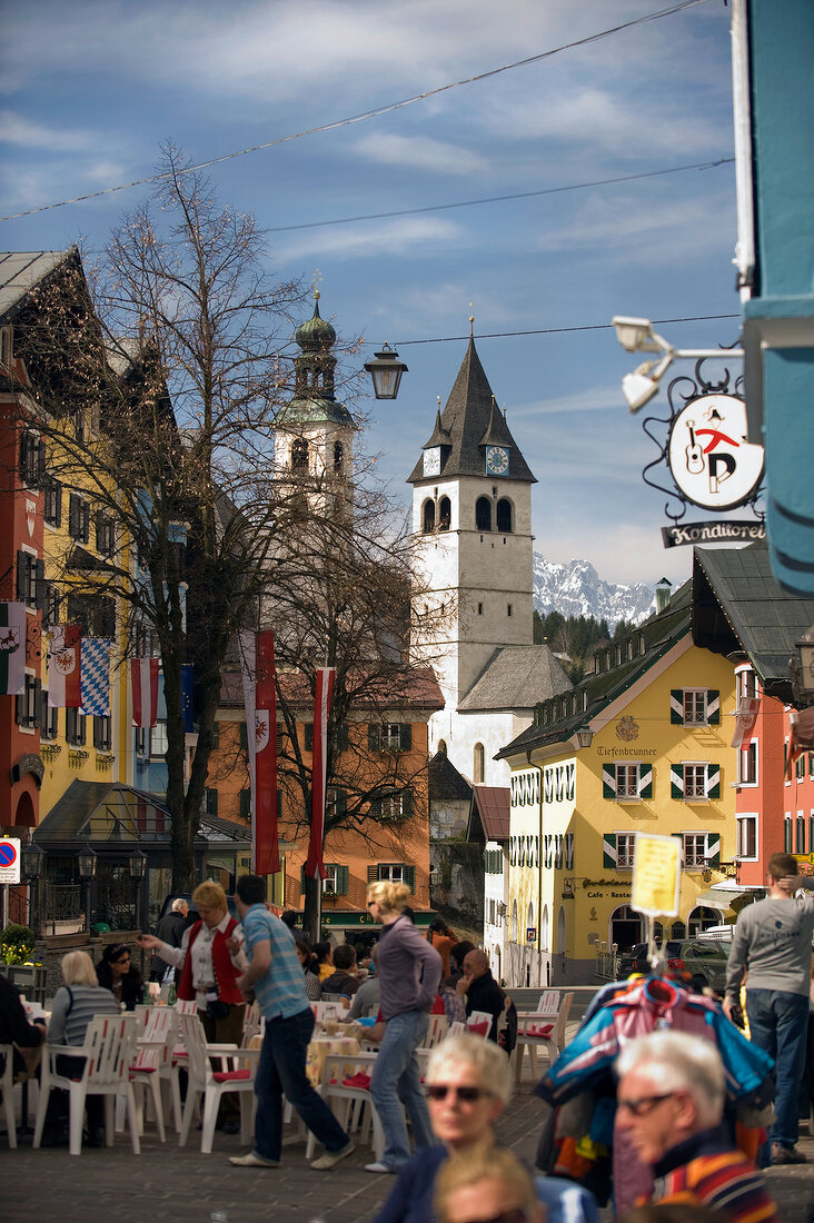 Österreich, Kitzbühel, Innenstadt, Touristen, Cafes