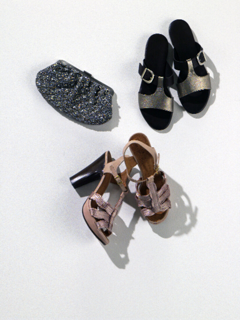 Sandalen aus Leder und Seide, Perlentasche, Satin-Sandaletten
