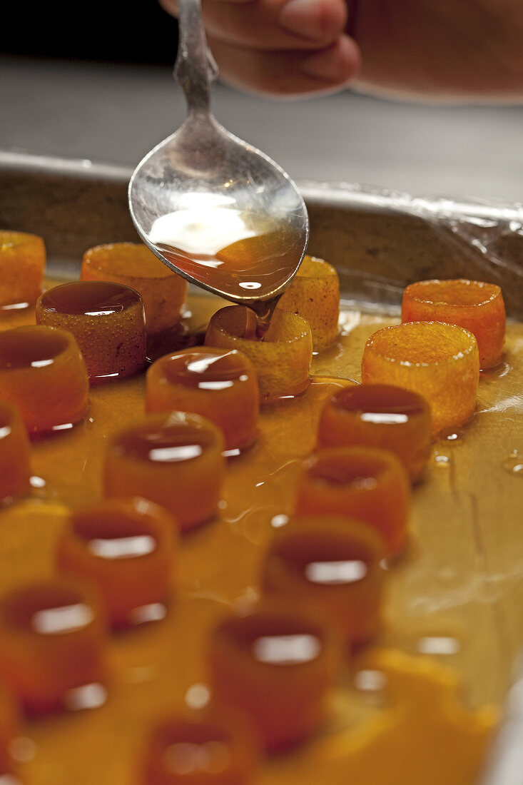 Pochierte Kumquats, Zubereitung, mit Pernod begießen, Step 4