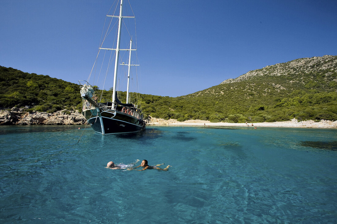 Türkei, Bodrum, Meer, Segelboot, Menschen baden, Himmel blau