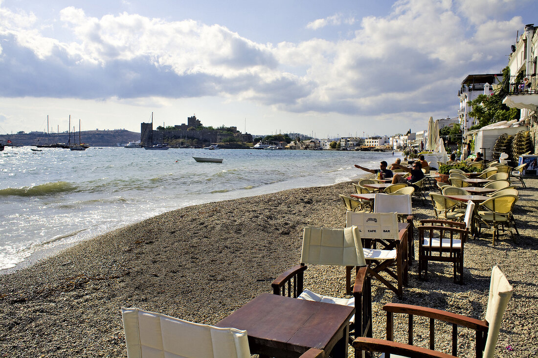 Türkei, Bodrum, Tische am Strand, Touristen