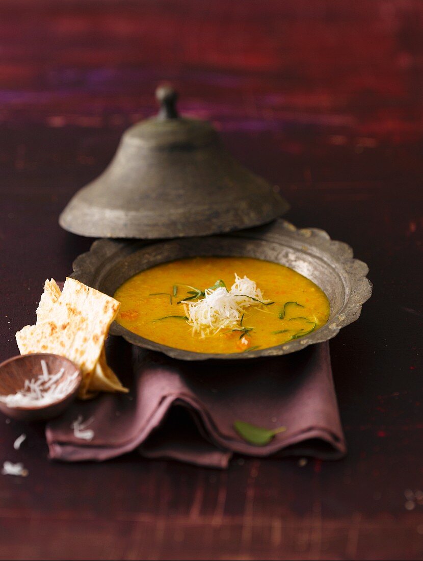 Linsen-Kokossuppe mit Naan-Brot