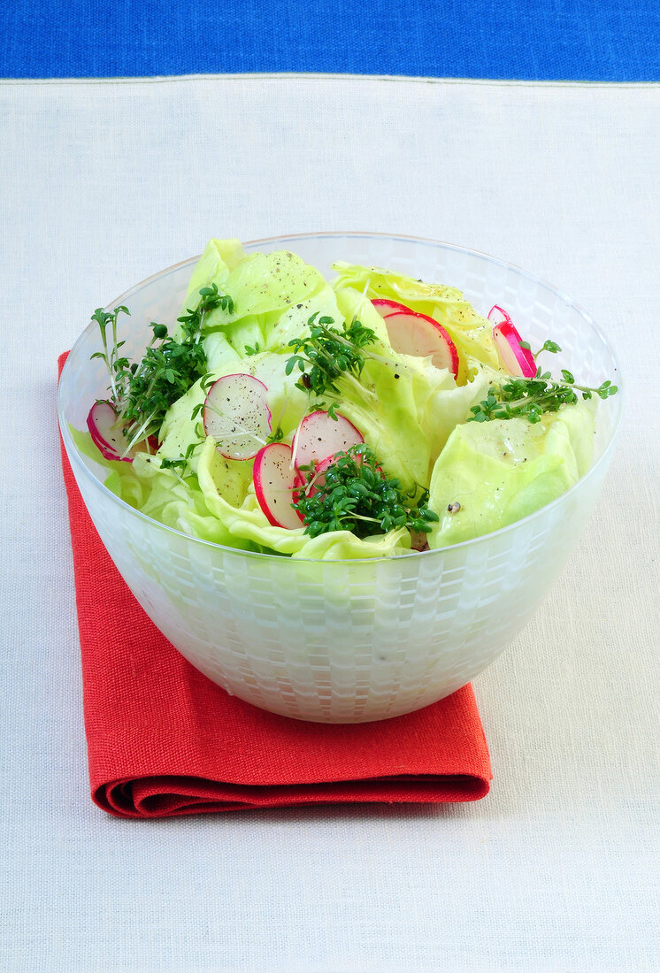 Aufläufe, Salat mit Kressedressing in Schüssel