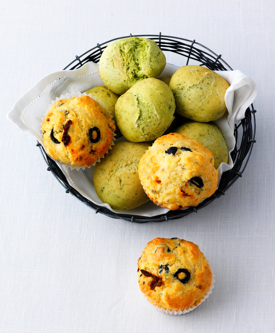 Expressbacken, Grüne Brötchen, pikante Muffins in einem Brotkorb