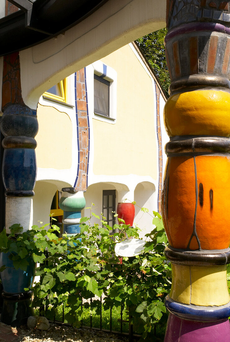 Steiermark: Hotel Rogner Bad Blumau, Säulen, aussen
