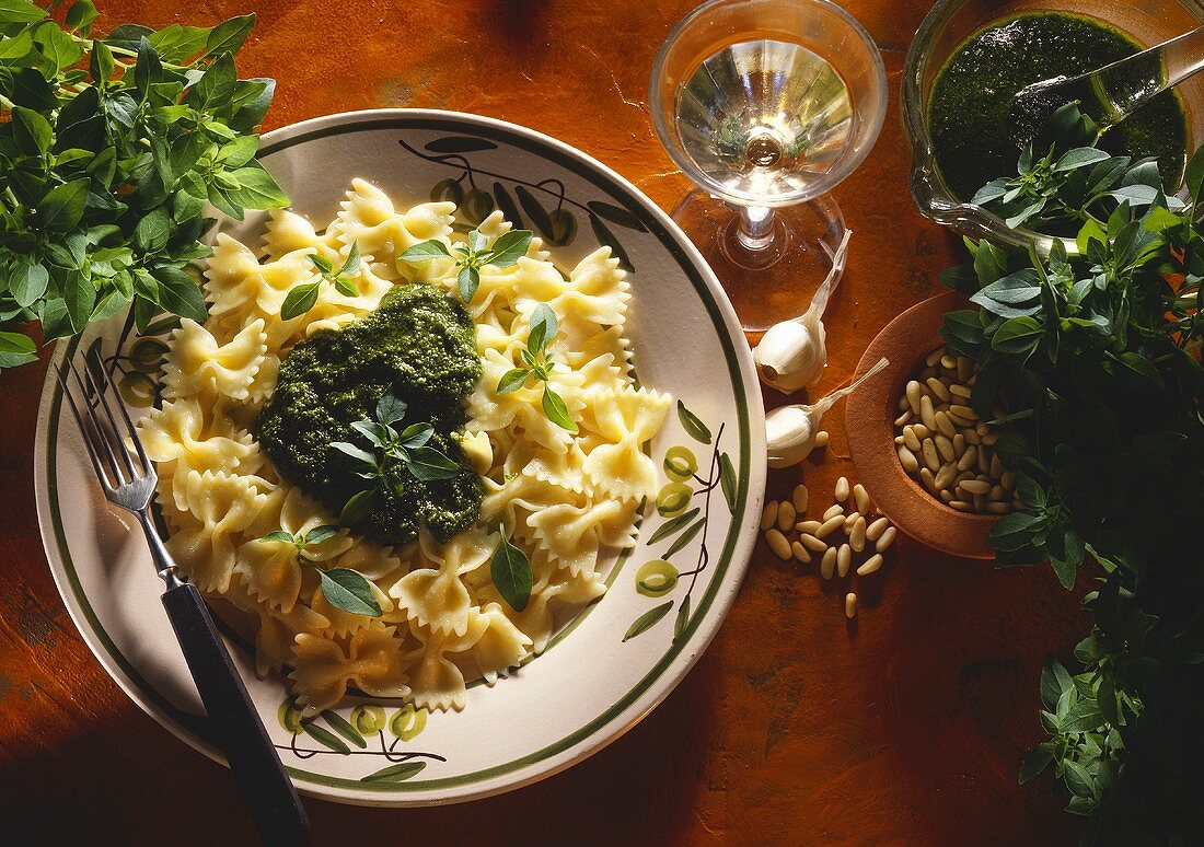 Farfalle al pesto genovese (Nudeln mit Pesto, Italien)