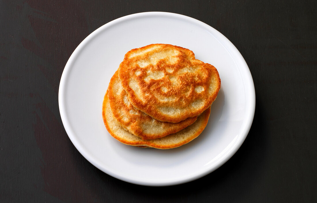 Pfannkuchen, Hefepfannkuchen auf einem Teller