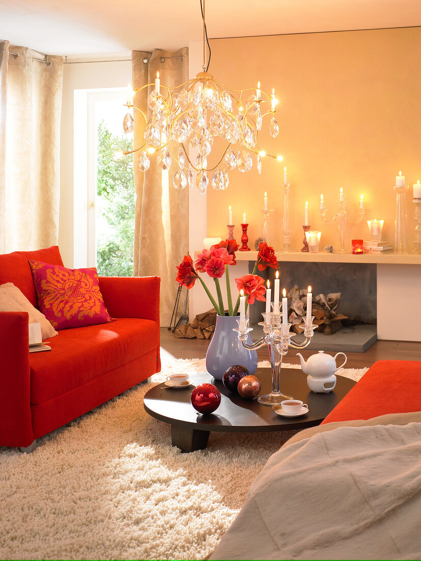 Modernes Wohnzimmer mit opulentem Glasleuchter und Kamin