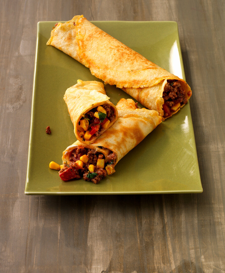 Maiswraps with chilli hack on green plate