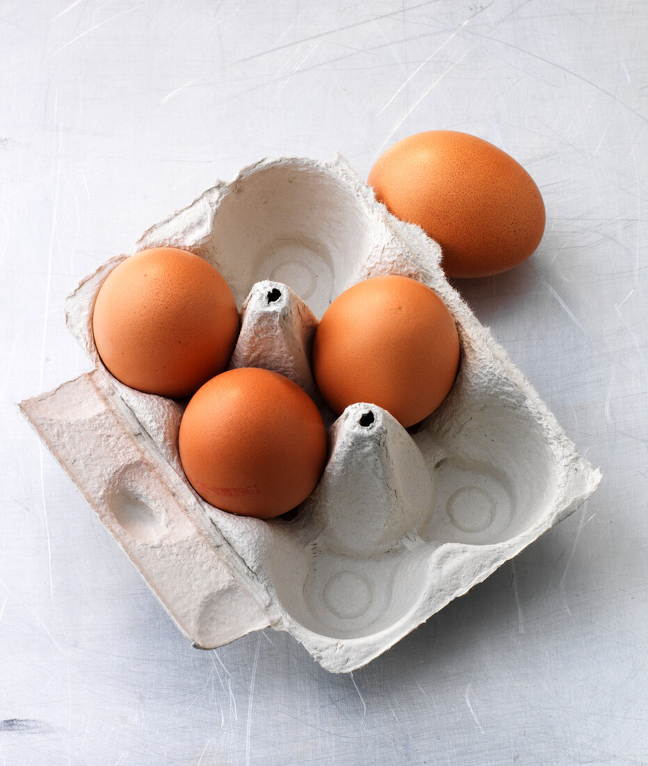 Pfannkuchen, Frische Eier im Eierkarton