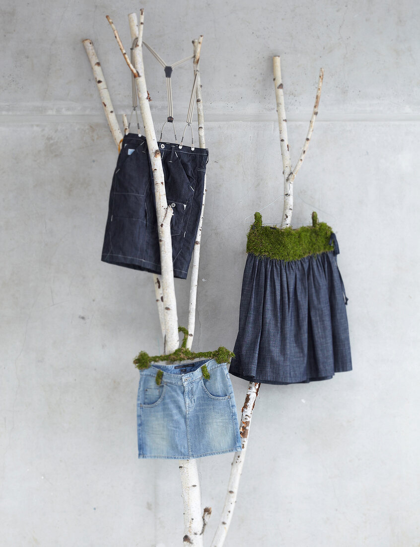 Öko-Denim: Jeansröcke und Shorts verziert mit Moos auf Zweigen