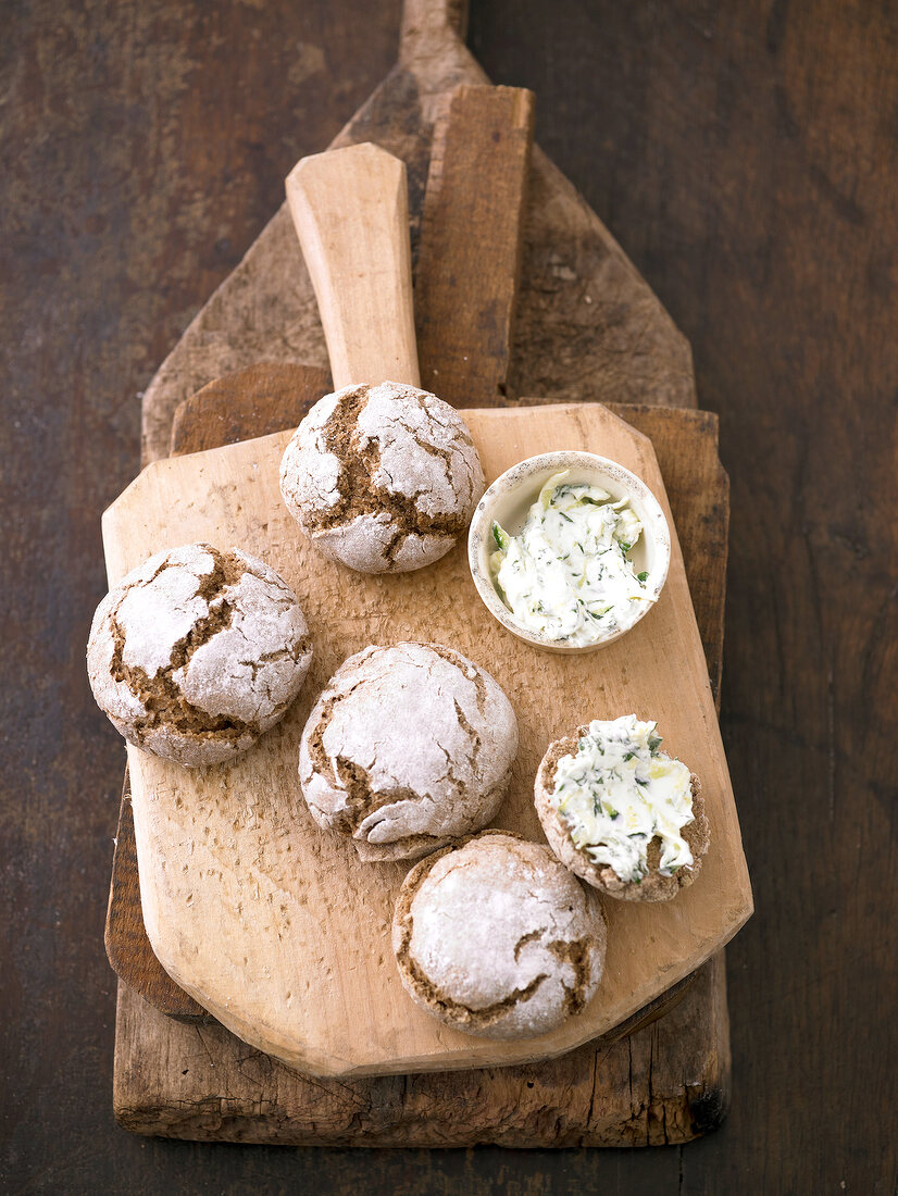 Whole grain bun with spice cream cheese as spread on tray