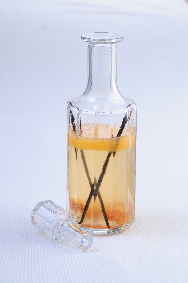 Salate, Aprikosen-Vanille- Essig in einer klaren Glasflasche