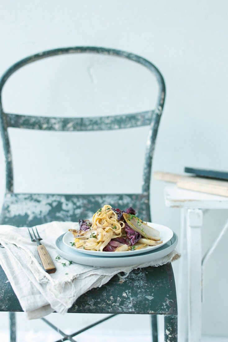 Tagliatelle mit Chicorée auf Stuhl im Shabby Chic