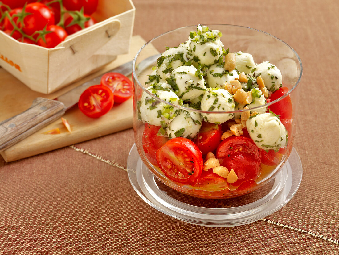 Leichte Salate, Tomaten mit Minz-Bällchen