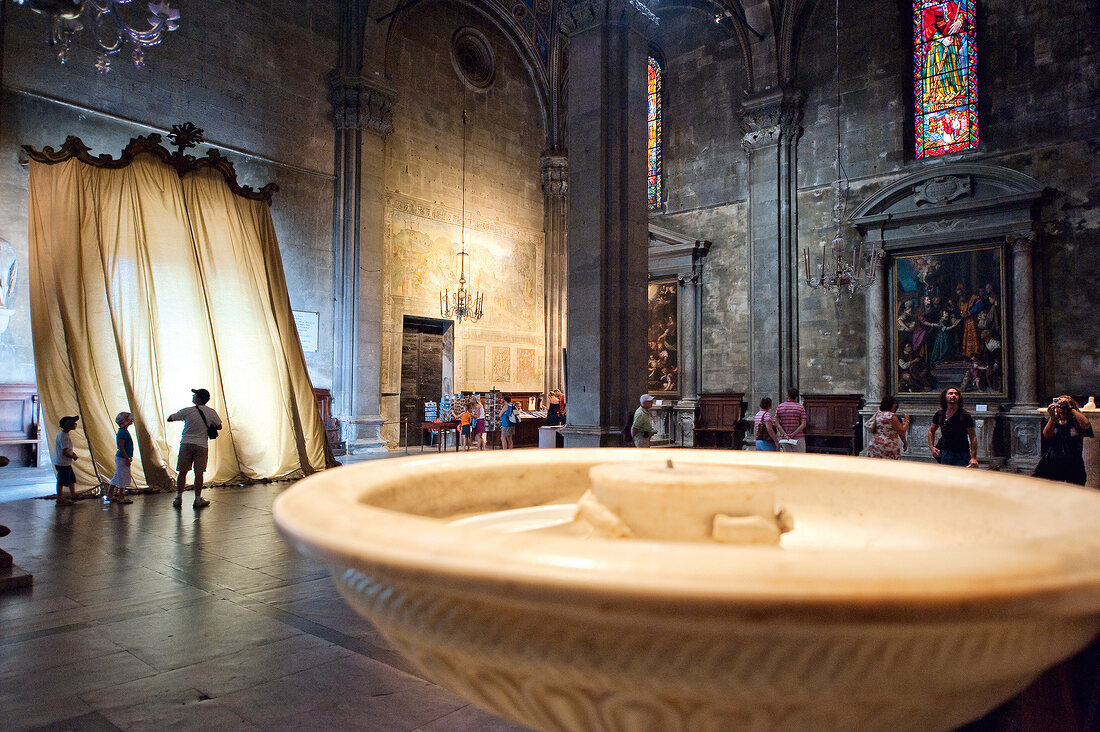 Italien, Toskana, Lucca, Besucher in der Kathedrale San Martino