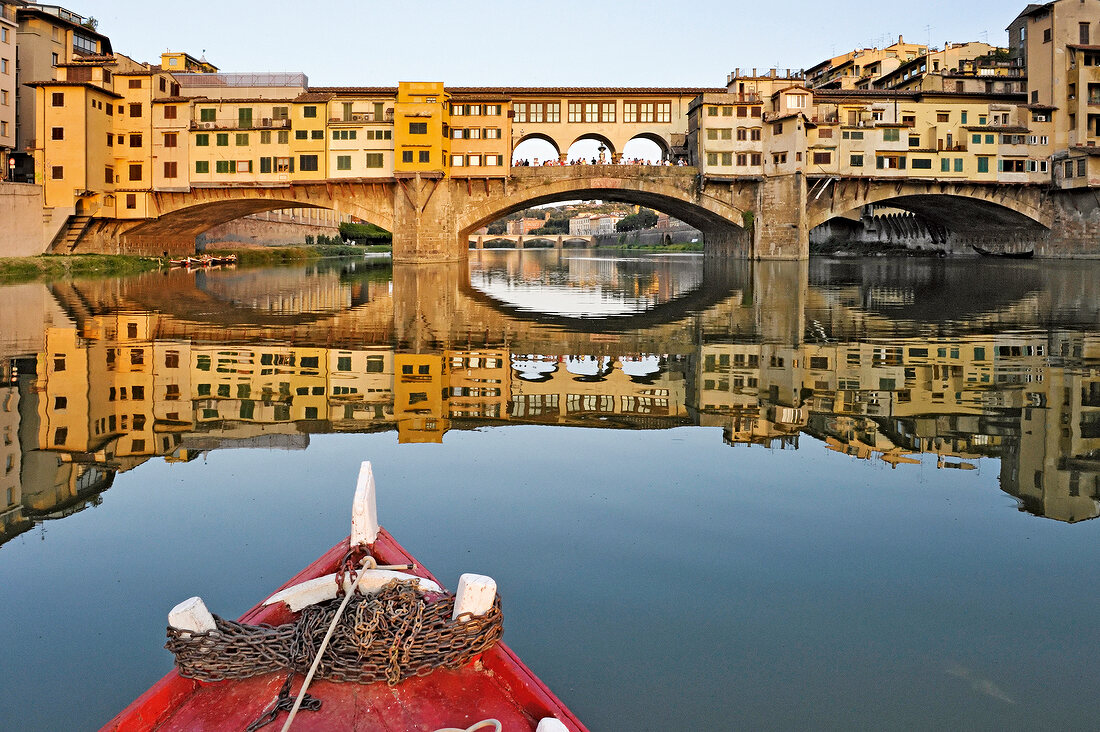 Italien, Florenz, Blick vom Boot auf den Ponte Vecchio