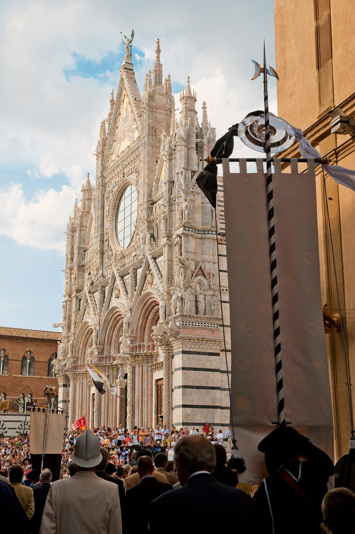 Italien, Siena, Palio di Siena, alle Teilnehmer vor der Kathedrale