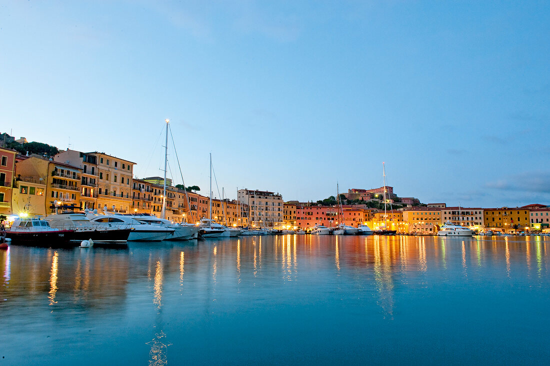 Italien, Toskana, Elba, Hafen von Portoferraio im Abendlicht