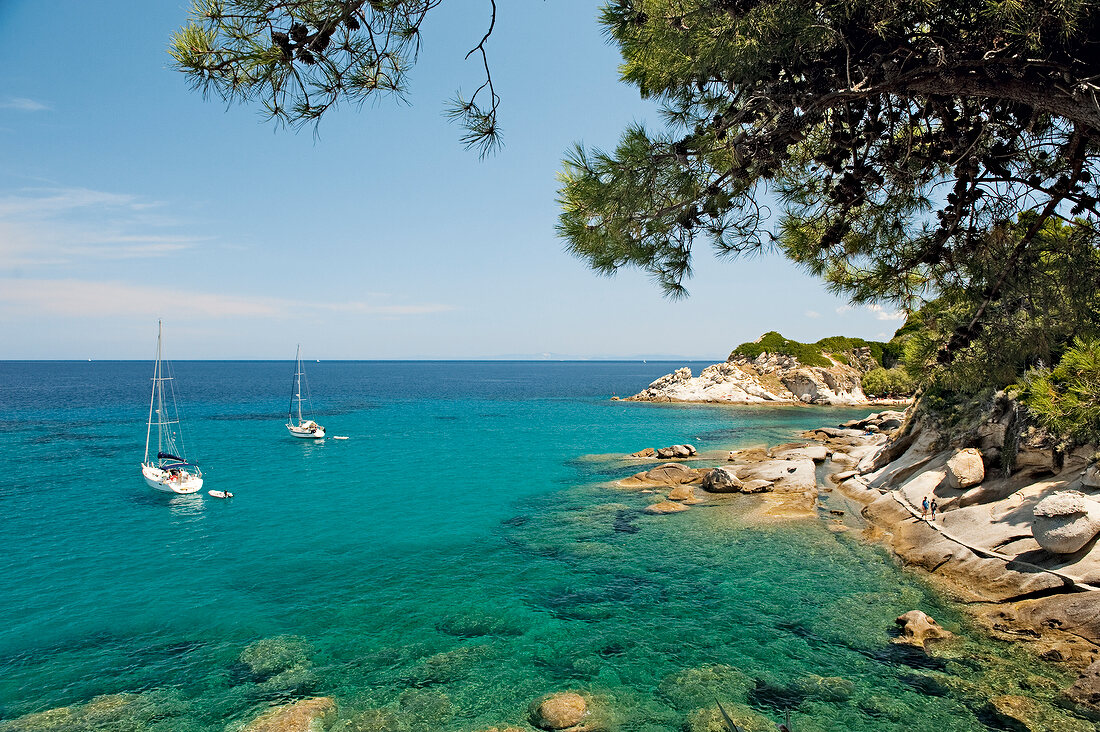 Italien, Elba, Capo Sant'Andrea, Blick übers Meer auf Segelboote