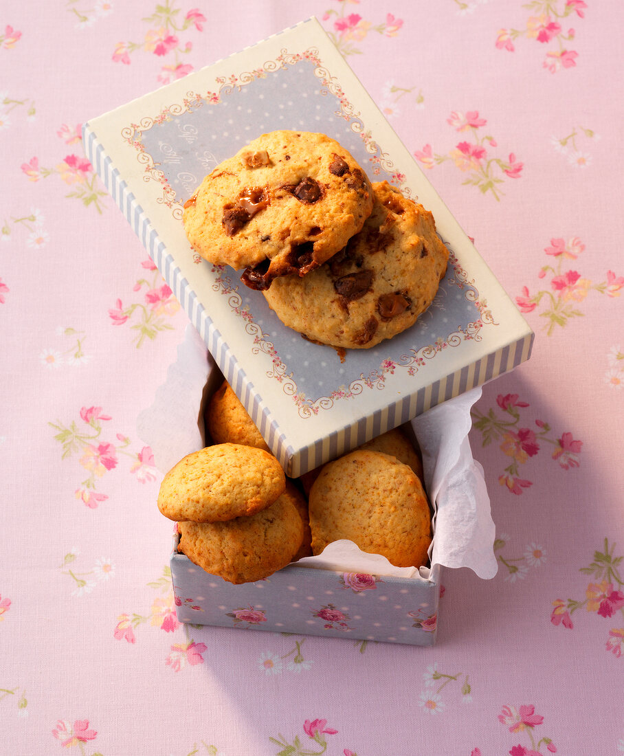 Honey and banana cookies on box lid and caramel cookies in box