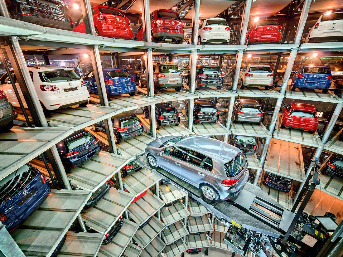 Autostadt Wolfsburg: Hydraulische Lifts in den Autotürmen, Neuwagen