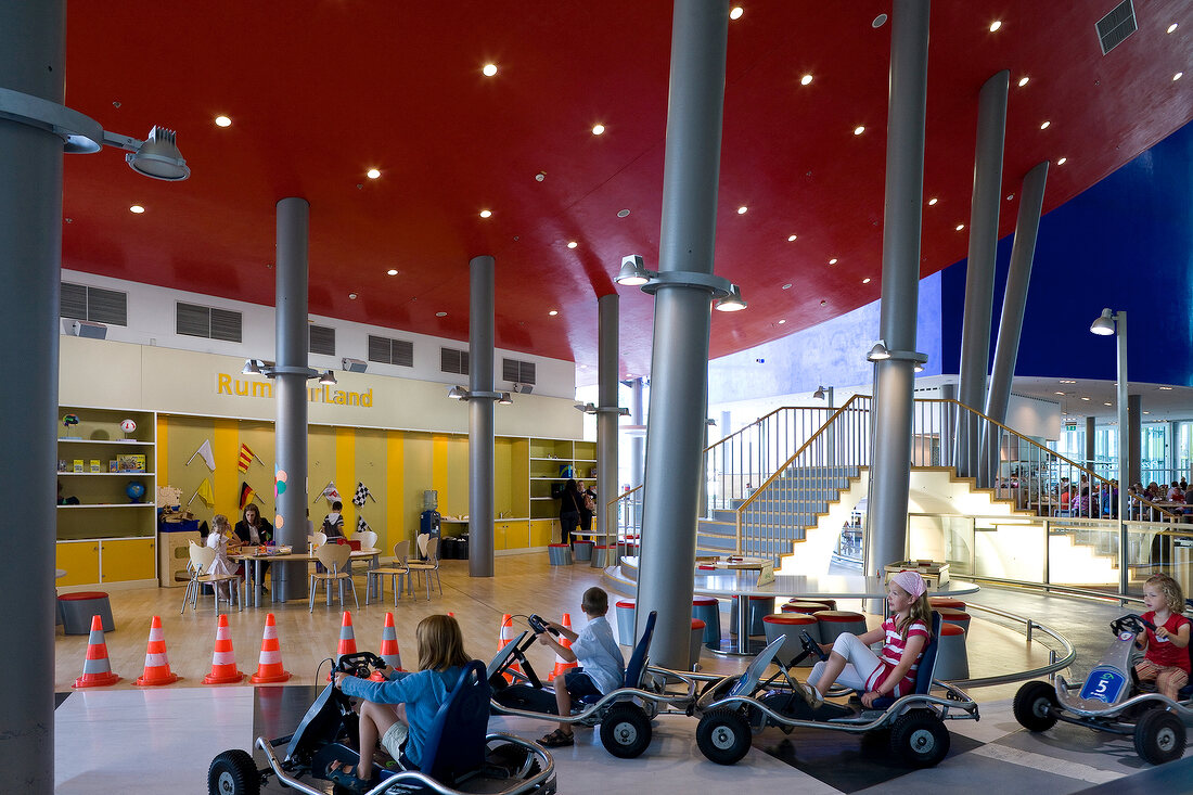 Autostadt Wolfsburg: Kinder in Tret- mobilen im Pavillon "RaumfahrtLand"