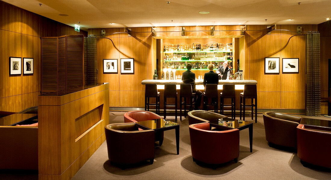 Autostadt Wolfsburg: Gäste sitzen in der "Newman's Bar" im "Ritz-Carlton"