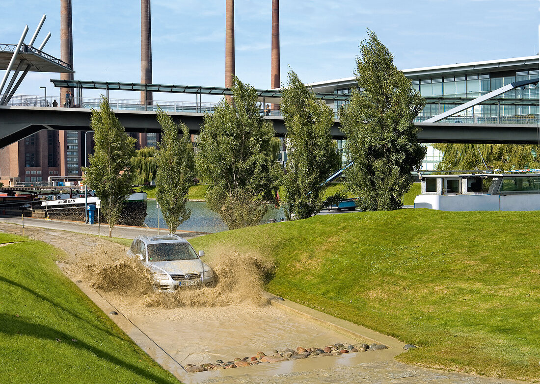 Autostadt Wolfsburg: Pkw durchquert Wasser auf dem "GeländeParcours"