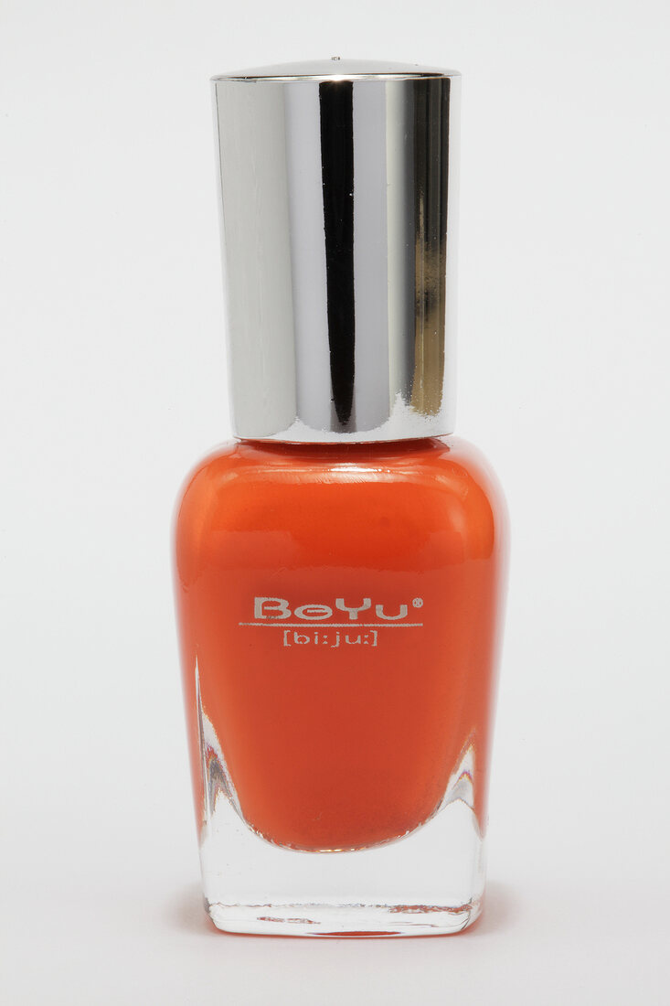 Nagellack: "Nr.112", orangefarben, close-up