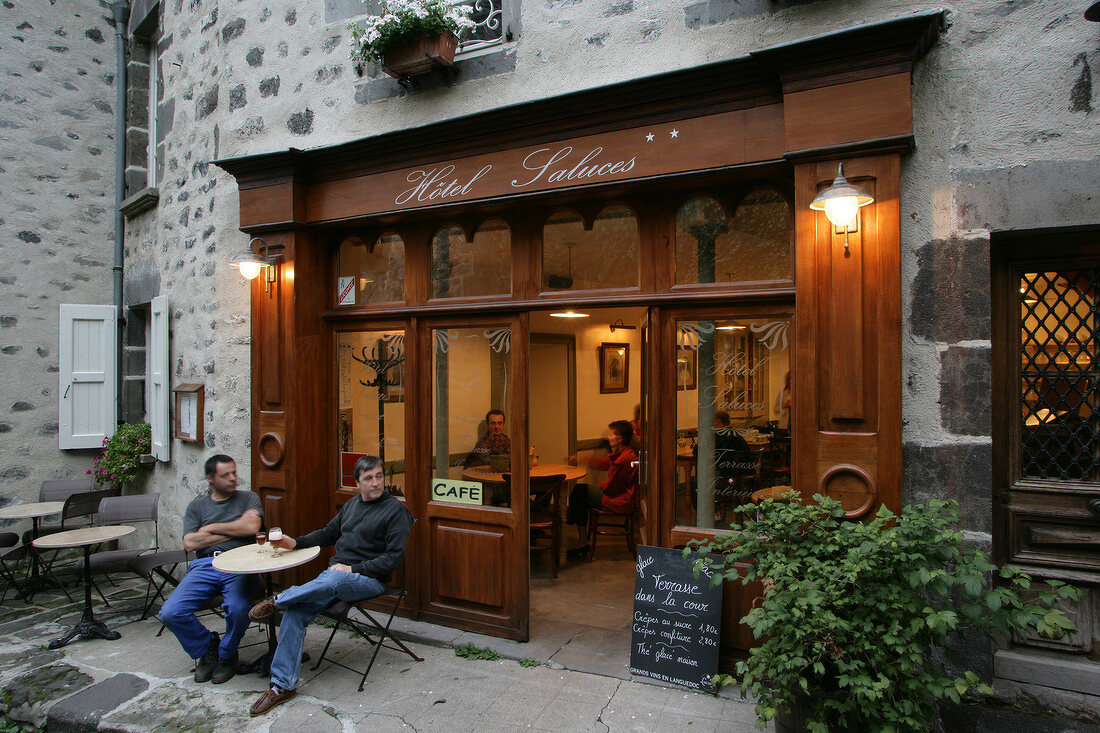 Frankreich, Auvergne, Gäste sitzen entspannt vor einem Restaurant