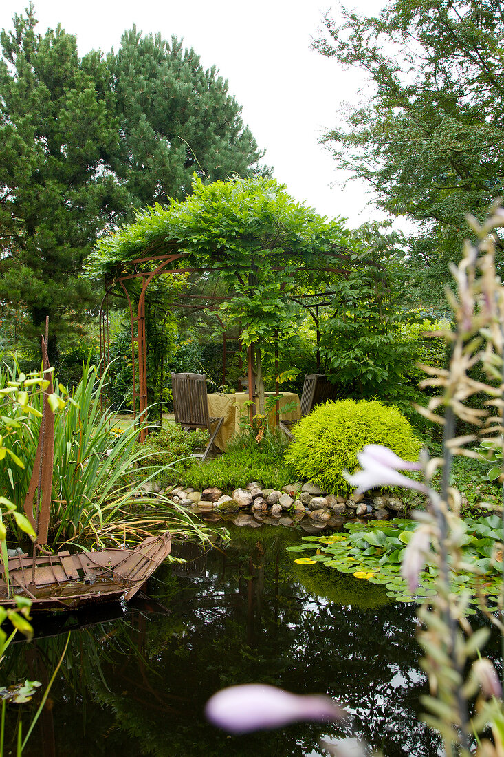 Garten mit Teich und Pavillon 