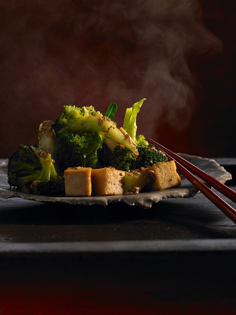 Brokkoli mit Sesamdressing und gebratenem Tofu