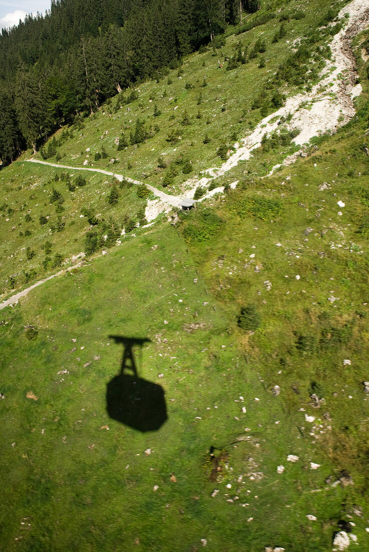 Deutschland, Allgäu, Seilbahn wirft ihren Schatten, Berg bei Oberstorf