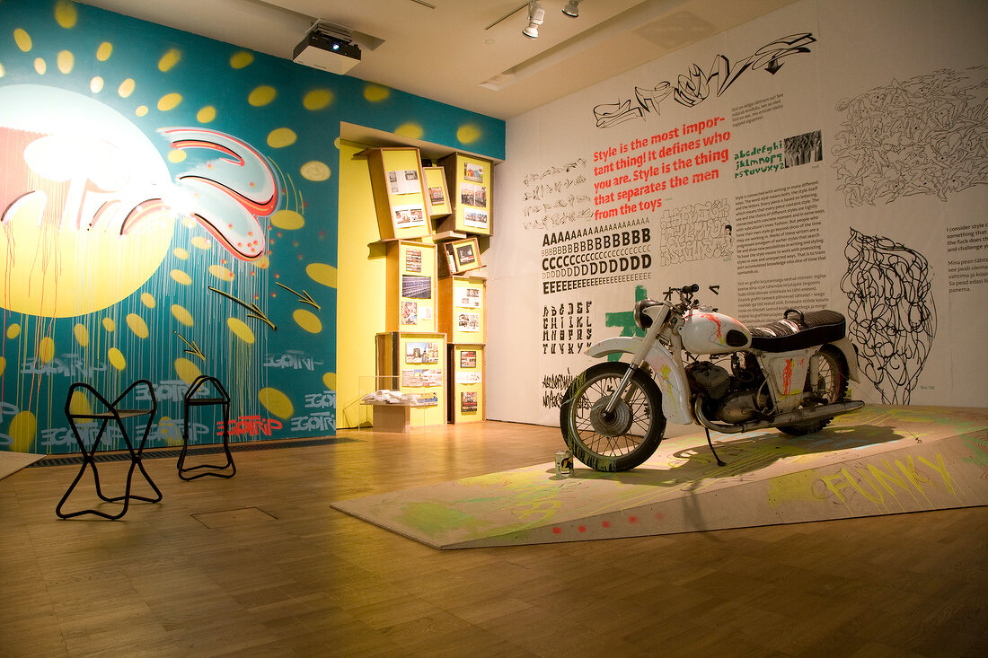 Exponat mit Motorrad im KUMU Museum in Tallinn