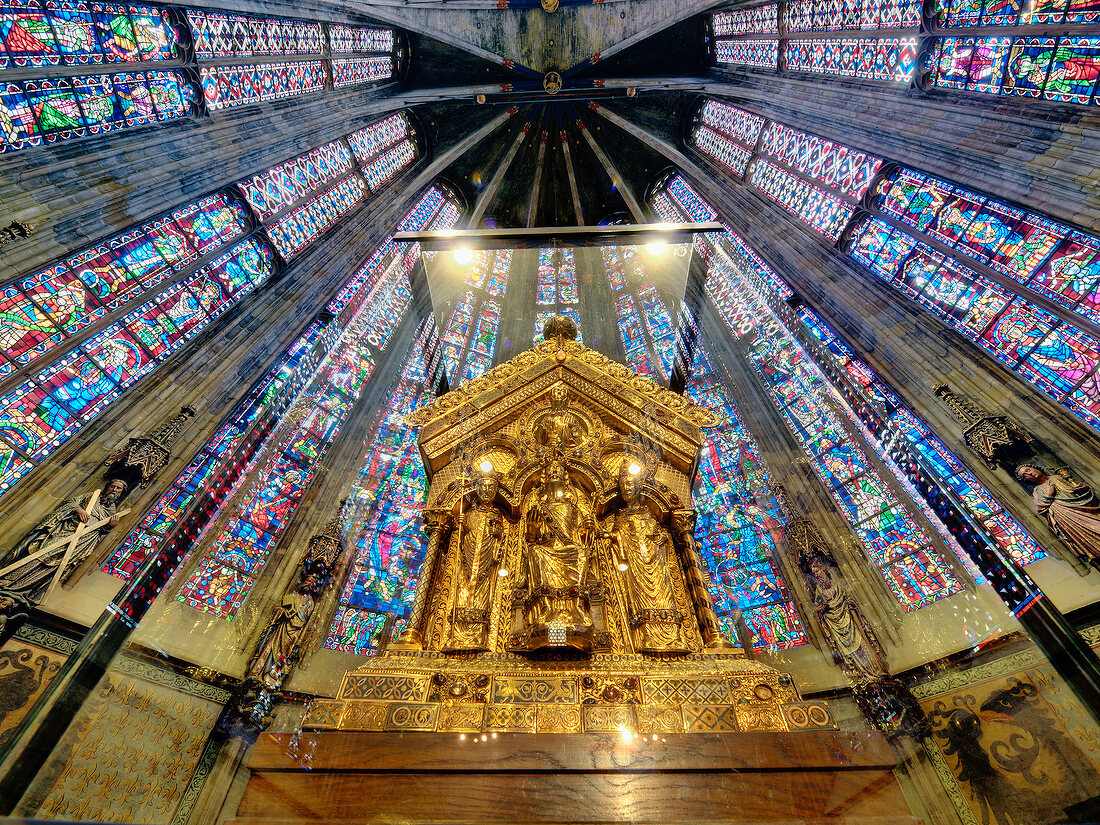 Aachen, Karlsschrein und Fenster mit Glasmalerei im Aachener Dom