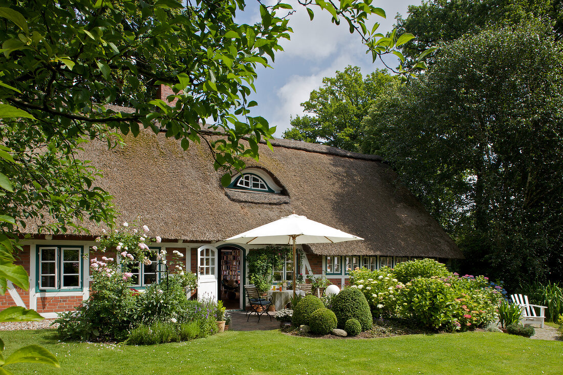 Reetdachhaus mit Garten und Terrasse im Sonnenschein