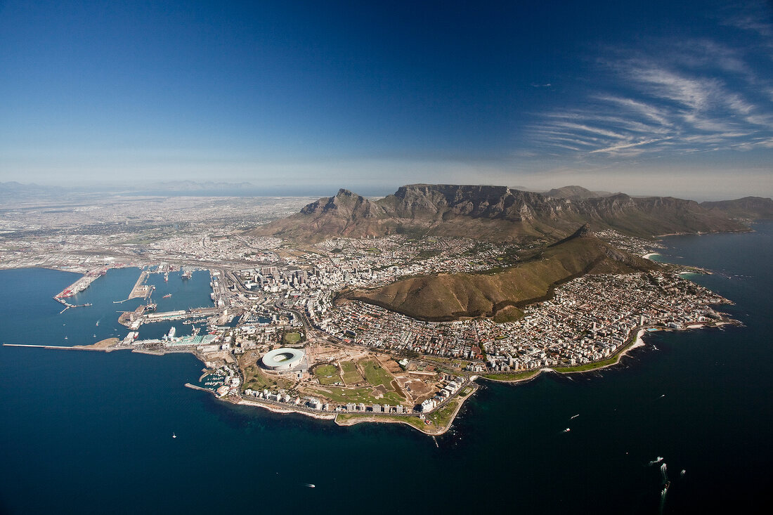 Blick vom Meer auf Kapstadt mit dem Tafelberg und dem Cape Town Stadium
