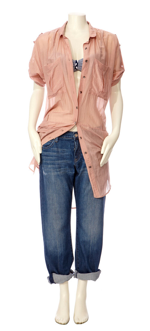 Outfit aus Boyfriend-Jeans, rosafarbener Tunika-Bluse