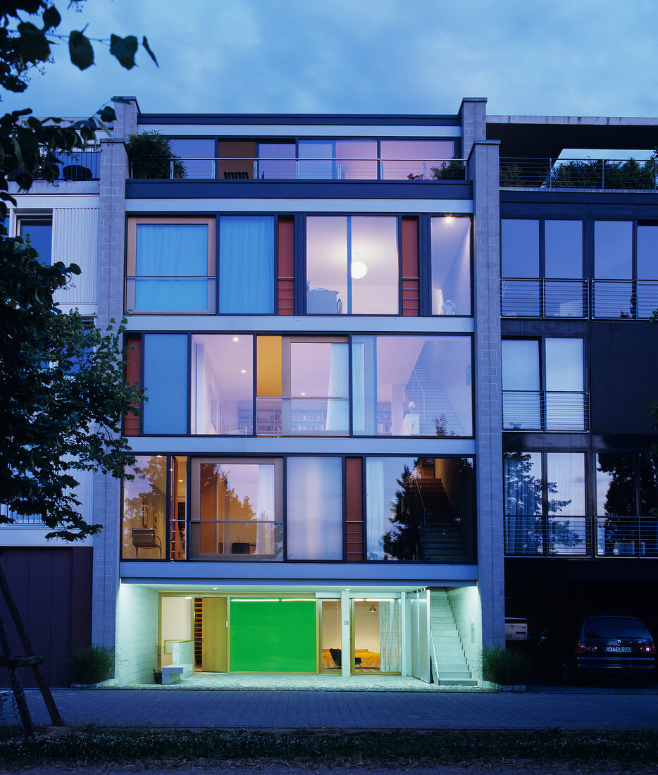 Modernes Stadthaus, Straßenfront in verschiedenen Farben, abends
