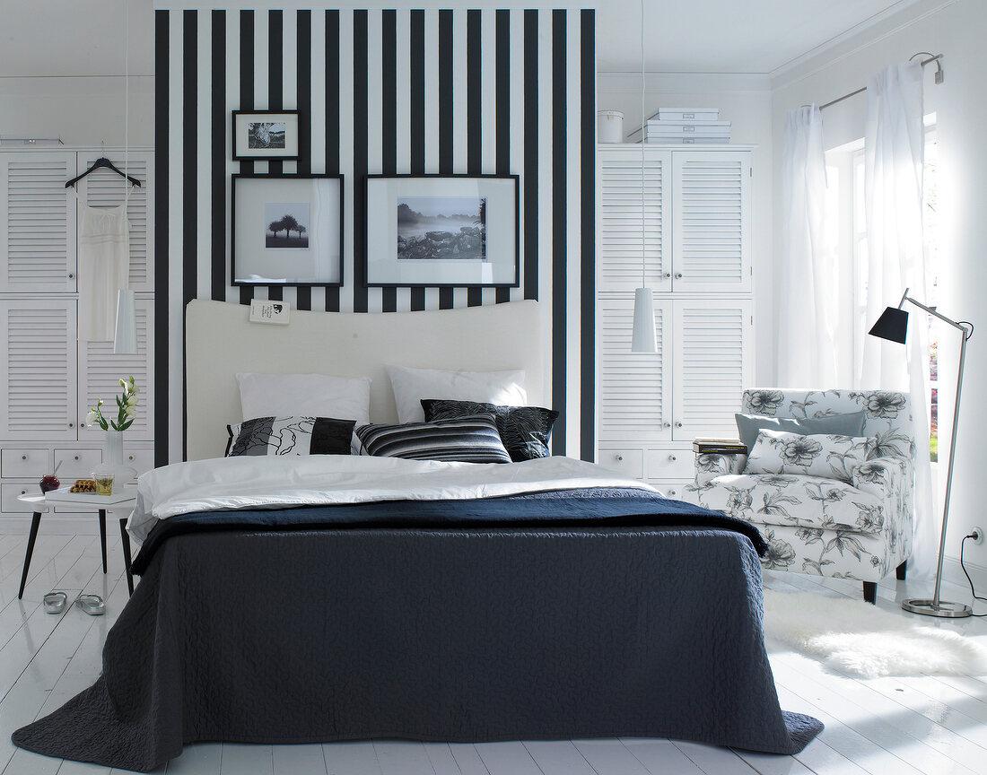 Deko-Idee: Schlafzimmer in Schwarz und Weiß, Streifentapete