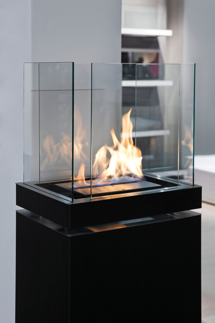 Feuerstelle "High Flame" auf einem Sockel, Flamme hinter Glas