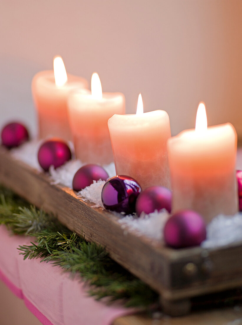 Büfetts, Adventsdeko: vier Kerzen in einer Reihe angeordnet