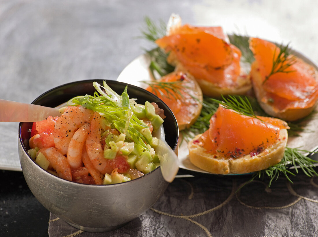 Büfetts, Garnelen-Avocado- Salat, Canapés mit Graved Lachs