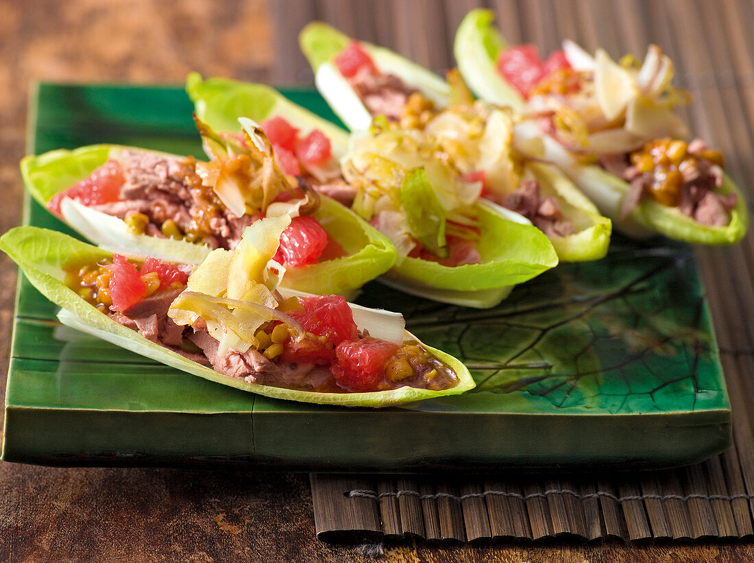 Büfetts, Chicoréeblätter mit Grapefruit-Enten-Salat