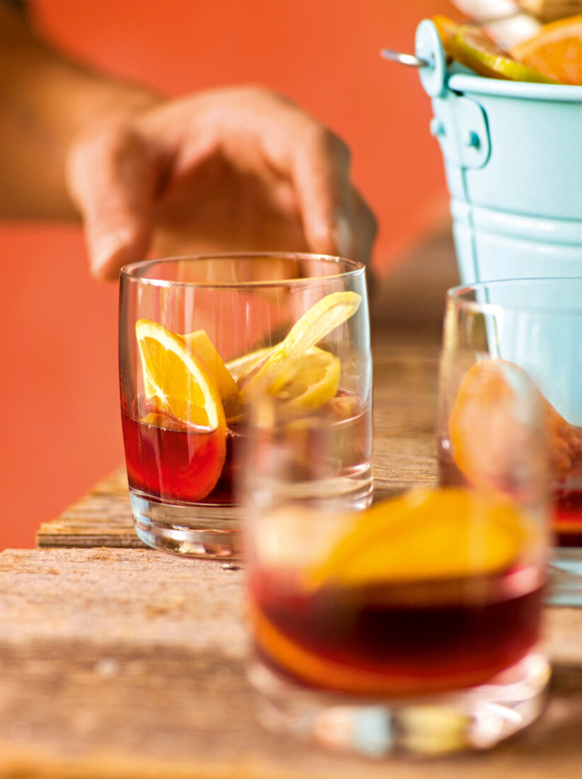 Büfetts, Ein Glas Sangría mit Orangenscheiben darin