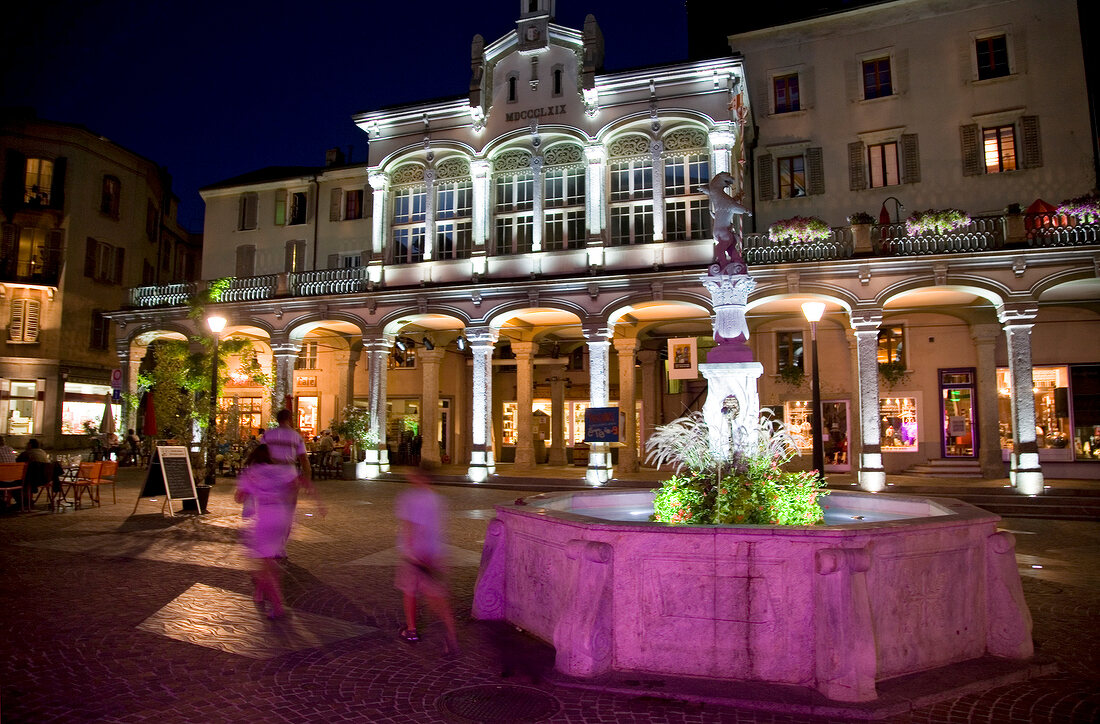 Wallis, Sion, Sitten, Altstadt, Getreidemarkt mit Arkaden bei Nacht