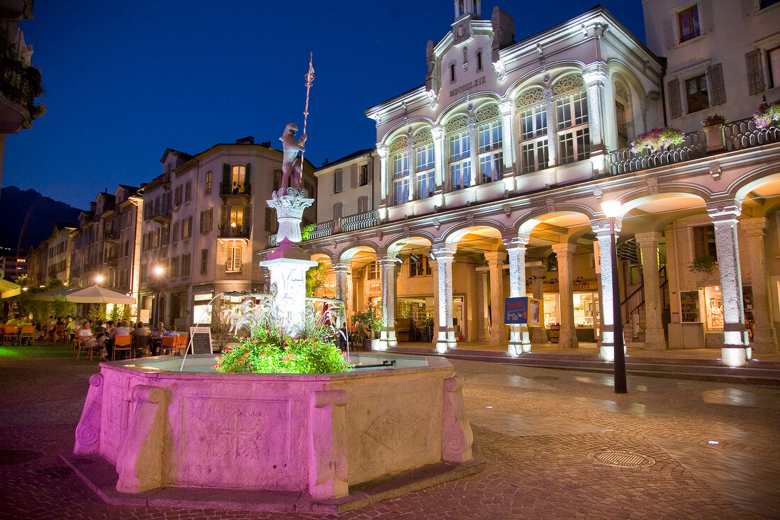 Wallis, Sion, Sitten, Altstadt, Getreidemarkt mit Arkaden bei Nacht