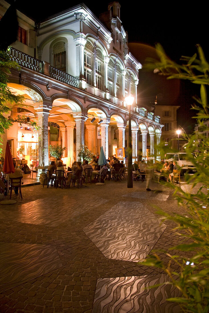 Wallis, Sion, Café de la Grenette, Gäste auf der Terrasse am Abend